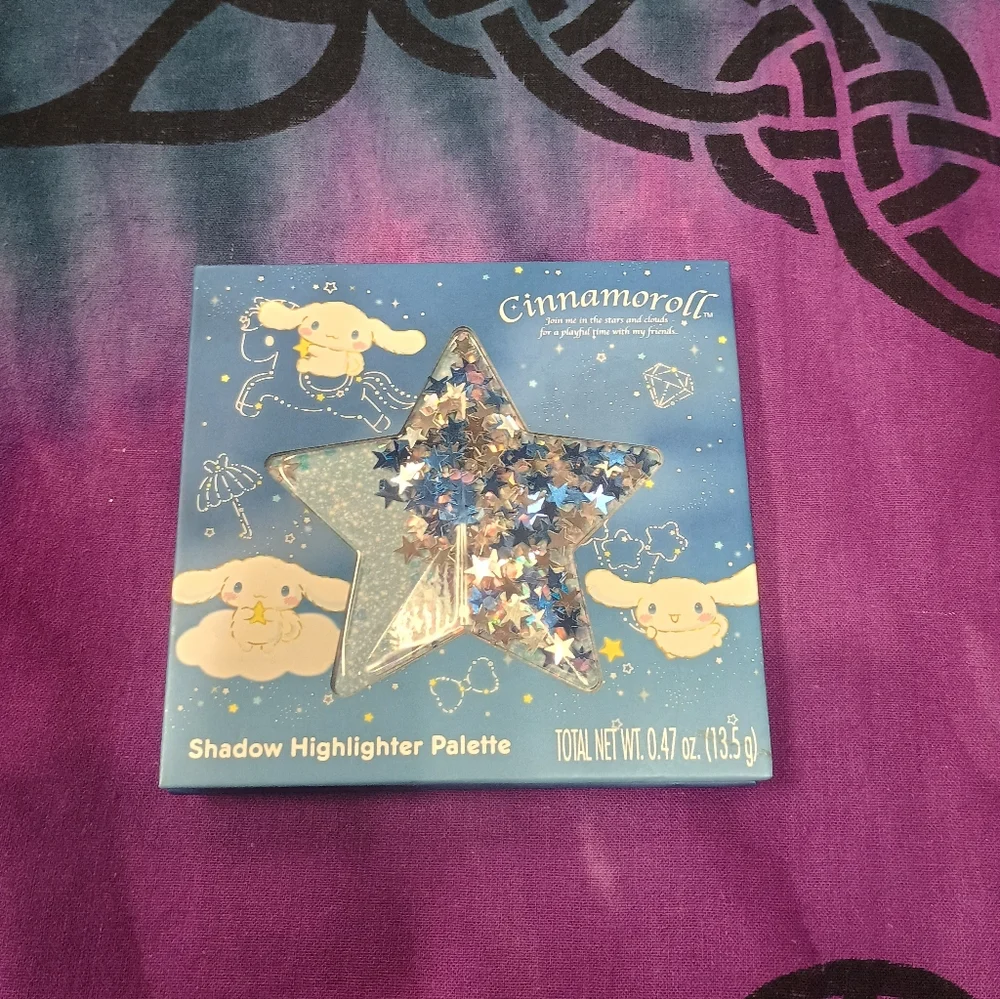 🍀Host Pick🍀🆕 Hot Topic Cinnamoroll Eyeshadow & Highlighter Palette - Picture 2 of 5